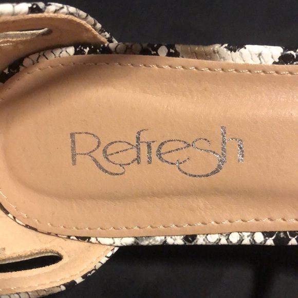 Women’s size 8 snake skin flats - Picture 4 of 7